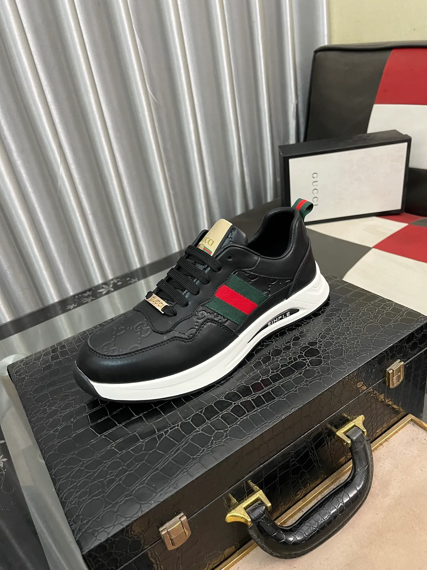 Men's shoes💰420⌚️⌚️[GUCCI] Gucci men's casual shoes are absolutely popular🔥The ultimate matching item for trendy men! The charm of super texture is unstoppable. This is the main recommendation. The upper is made of high-quality cowhide, with pig lining feet and wear-resistant rubber sole. It is noble and elegant! Extremely comfortable🎁🎁You can be as handsome as you want💪 Size 38-44! 2️⃣colors available